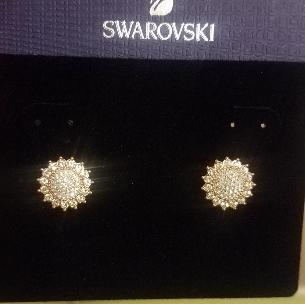 Flower stud rose gold earrings.